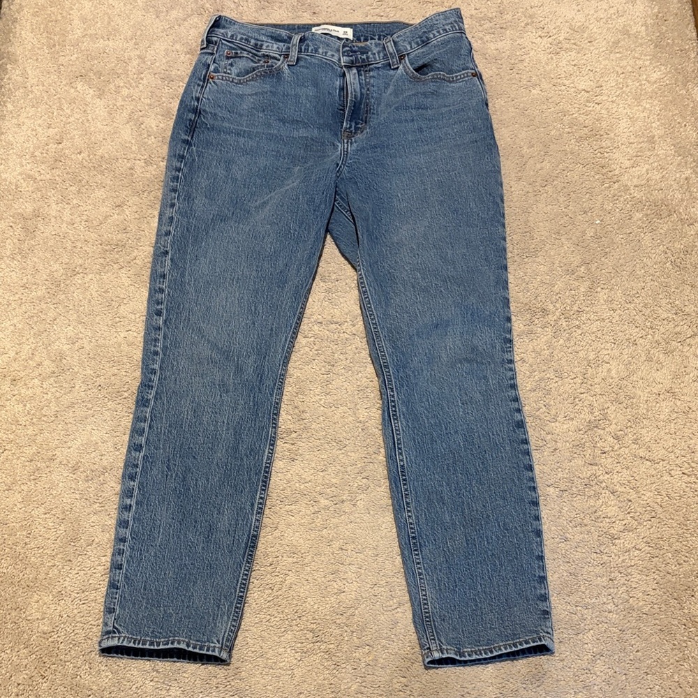 Abercrombie Ultra High Rise 90s Straight Jean - Size 29